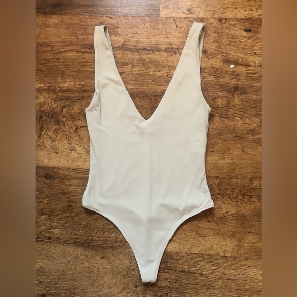 ARITZIA Babaton: Contour Bodysuit, Deep V-Neck - Picture 1 of 3